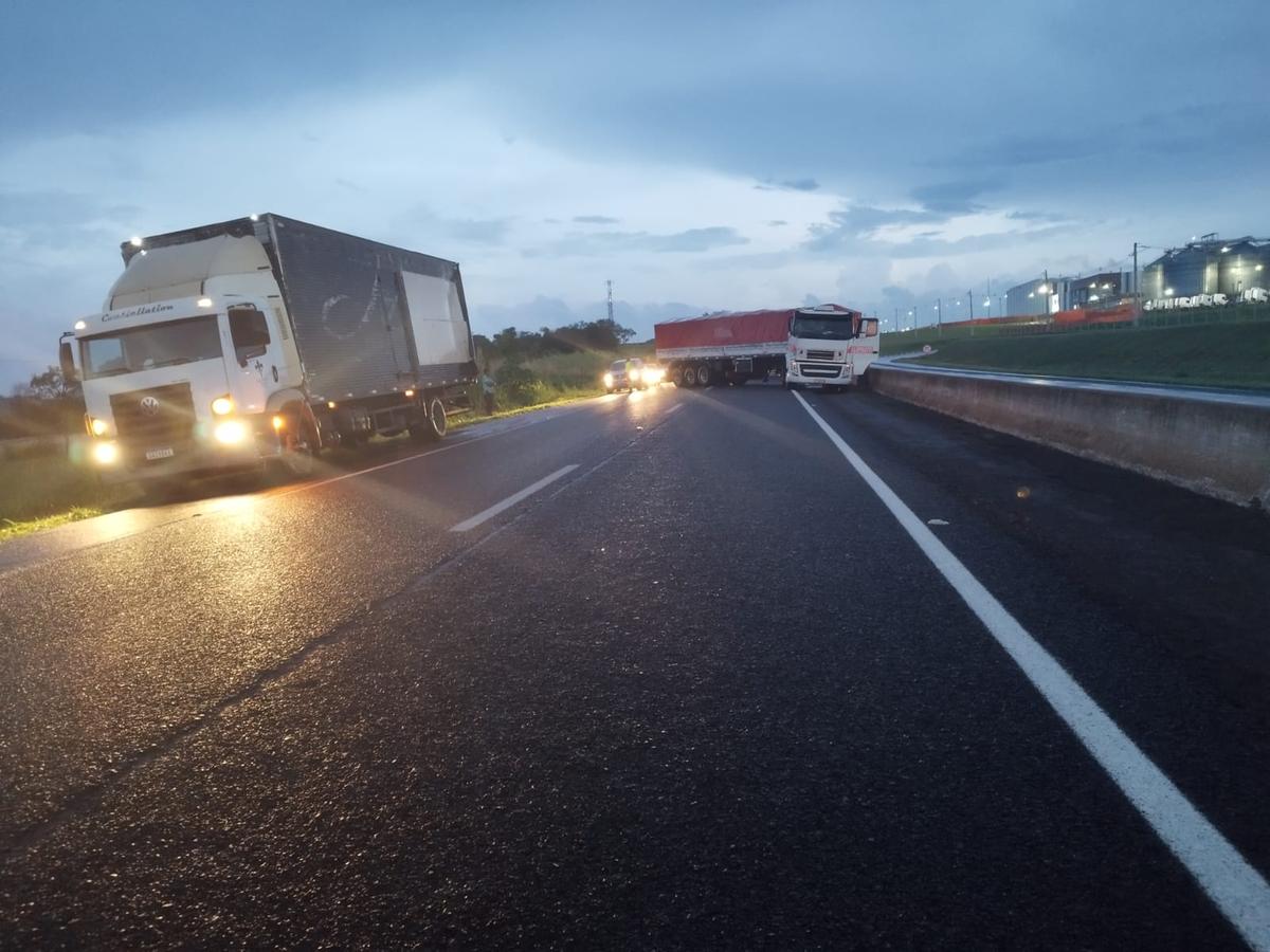 Com a colisão, o tráfego na rodovia, no sentido Delta-Uberaba, ficou interrompido por algumas horas na noite de quarta-feira (Foto/Divulgação)