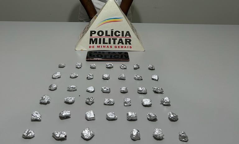 O acusado e as drogas localizadas em sua casa foram levados para a Delegacia de Polícia (Foto/Divulgação)