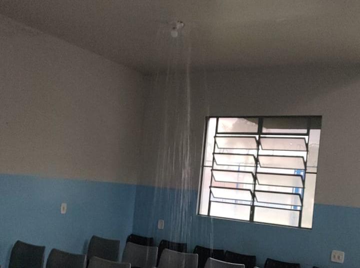 No início deste ano leitor do JMonline enviou imagem de vazamento no teto da unidade de saúde (Divulgação leitor)