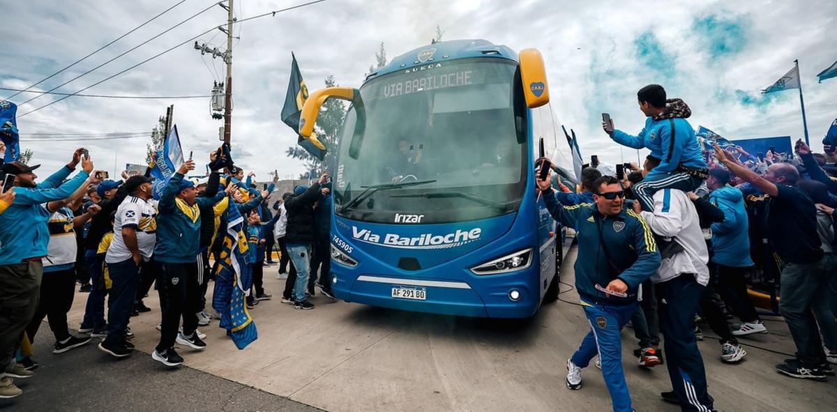 Torcida do Boca Juniors fez um festão no embarque dos jogadores para o Rio de Janeiro (Foto/Jornal El Clarin)