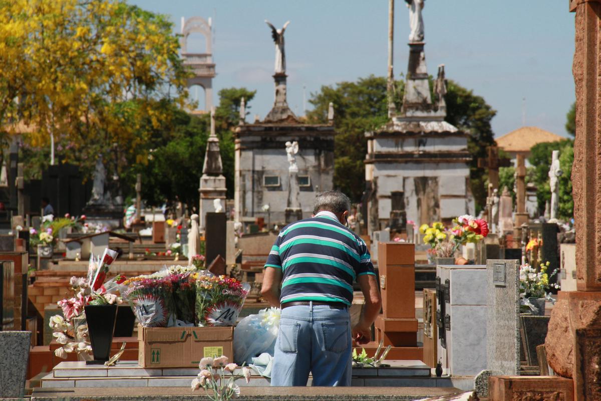 Os cemitérios públicos São João Batista e Medalha Milagrosa, em Uberaba, e o Cristo Bom Pastor, em Ponte Alta, tiveram intensa movimentação. (Foto/Arquivo)