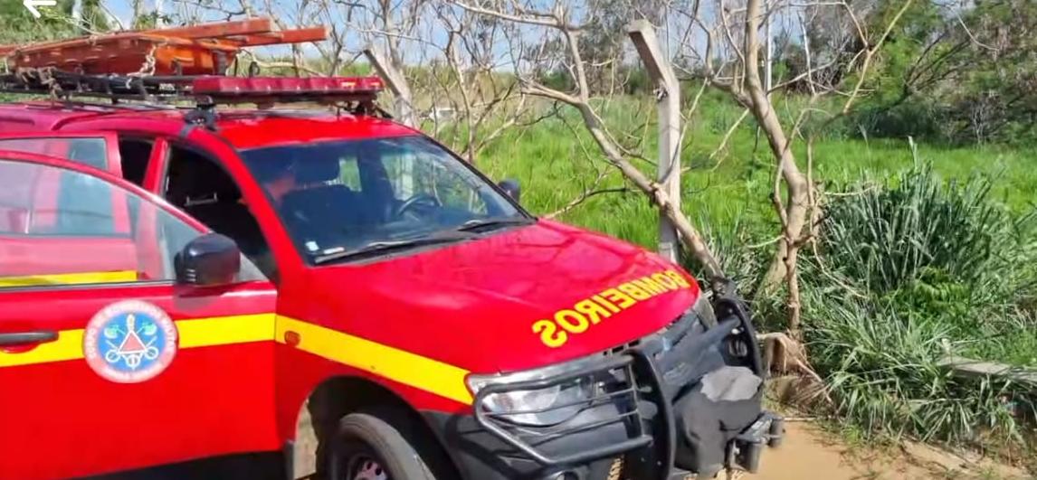 Corpo de Bombeiros prestou apoio na retirada do corpo da vala (Foto/Reprodução)