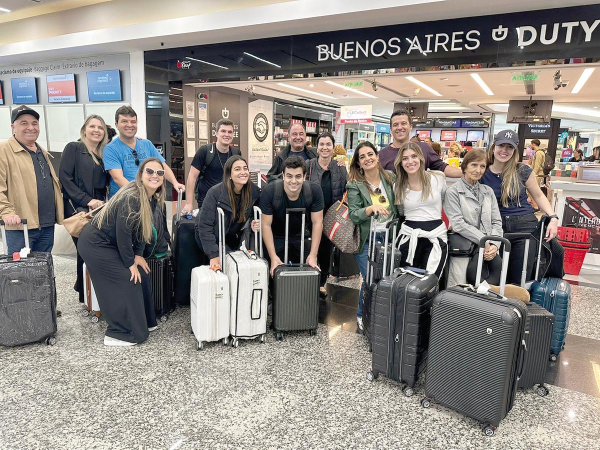 Dona Estelita e Sr Luiz Cadima reuniram os filhos, genro, noras e netos para uma deliciosa viagem à Argentina. Animação, amor e união nunca faltam para os Cadima que estão vivendo dias memoráveis por lá (Foto/Arquivos Pessoais)