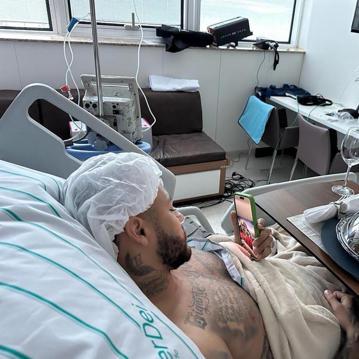 Neymar já está no quarto do hospital e poderá ter alta neste sábado. ((Foto Twitter – Neymarmoleque))