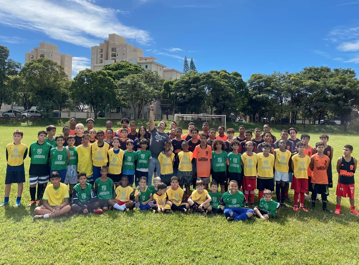 O projeto atende mais de 1,5 mil pessoas em modalidades como futebol, futsal, karatê, jiu-jítsu, FitDance, funcional e ginástica para a terceira idade (Foto/Divulgação)