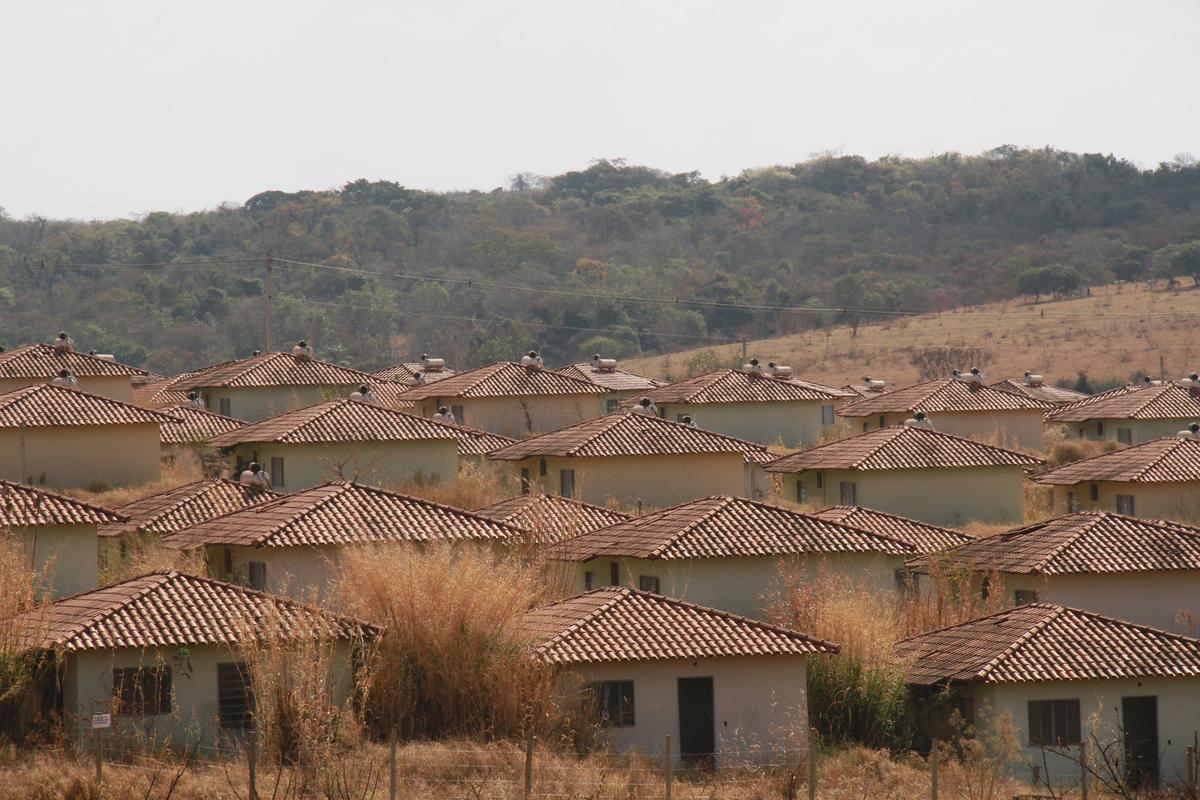 Casas do Conjunto Alfredo Freire 4, com obras paradas desde 2017, em situação de abandono, aguardando solução da Caixa Federal e Ministério Público (Foto/Arquivo)