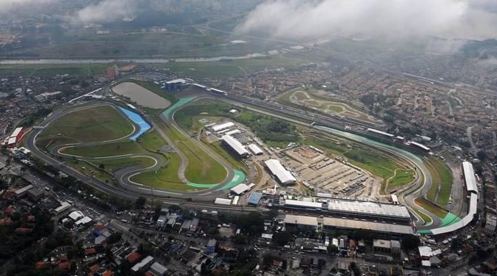 Alguns torcedores pularam as grades da arquibancada de Interlagos e invadiram a área perto da finalização da prova. (Foto/Arquivo)