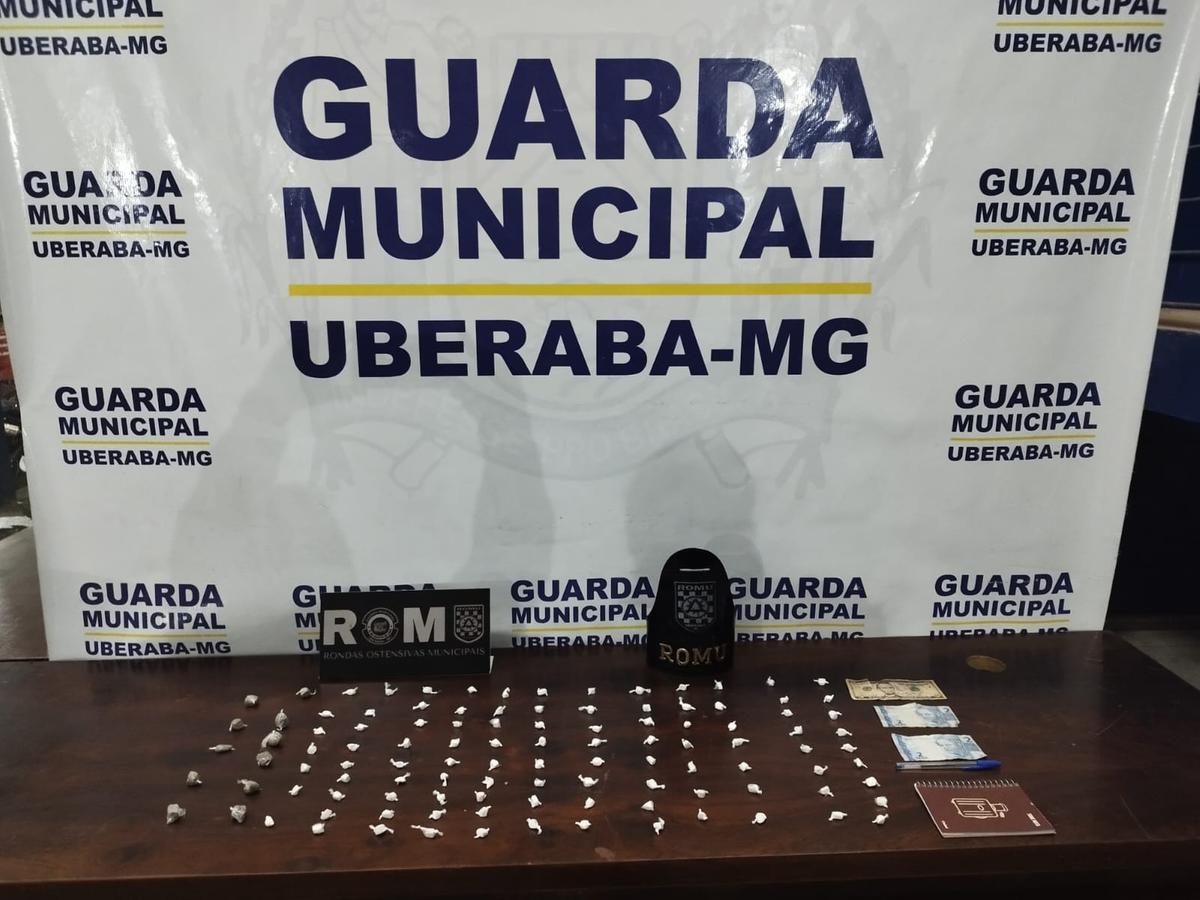 Guarda Civil Municipal prendeu o suspeito e todo o material ilícito encontrado com ele foi levado à Delegacia (Foto: Divulgação)