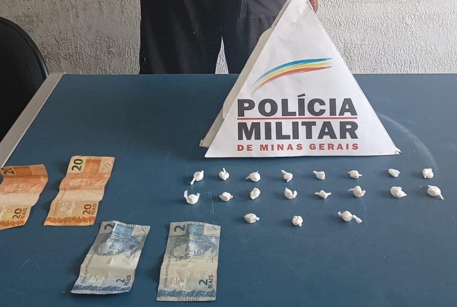 Papelotes de cocaína e dinheiro foram localizados com o adolescente, que estava com outras pessoas em quadra de esportes (Foto: Divulgação)