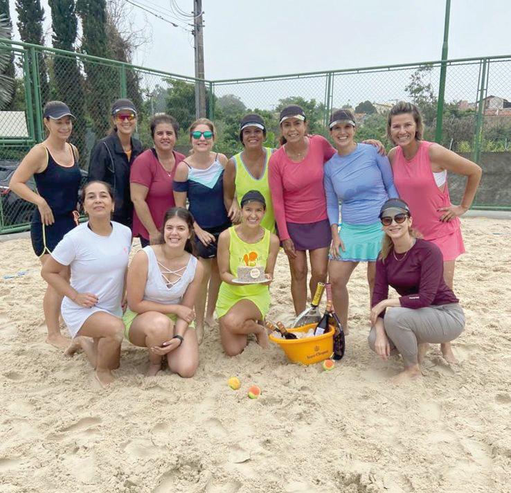 A aniversariante entre as amigas, Adriana, Cristiane Misson, Sabrina Zucoli, Cintia Fonsceca, Andrea Sidney, Luciene Barsam, Chris Barsante, Maria Claudia Zafra, Luciane Abdanur, Gabriela Barsam e Luciana Guedes (Foto/Arquivo Pessoal)