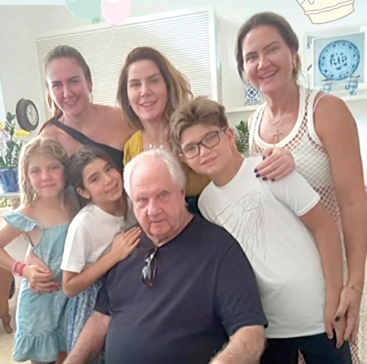 Clarindo foi o festejado aniversariante do fim de semana, na foto com as filhas, Mariana, Malu e Fabiana e os netos, Maria, Maluzinha e João Miranda (Foto/Arquivo Pessoal)