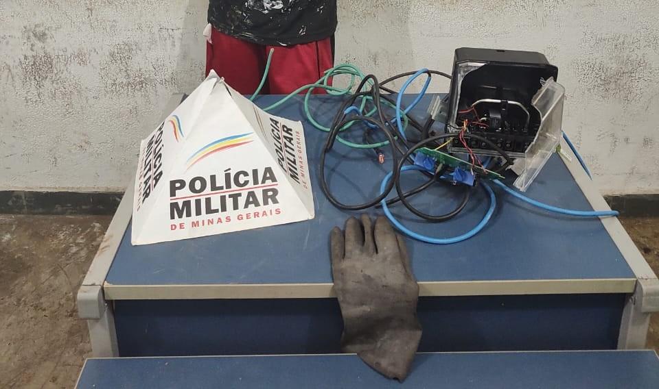 Imóvel alvo do crime está desocupado e disponível para locação e os policiais constataram arrombamento do padrão e o furto dos cabos (Foto: Reprodução)