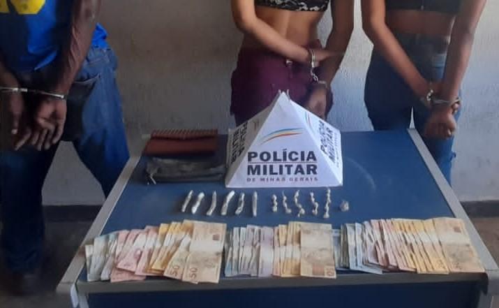 Duas mulheres e um homem mantinham ponto de venda de drogas no bairro Valim de Melo, localizado através de denúncia anônima (Foto: Reprodução)