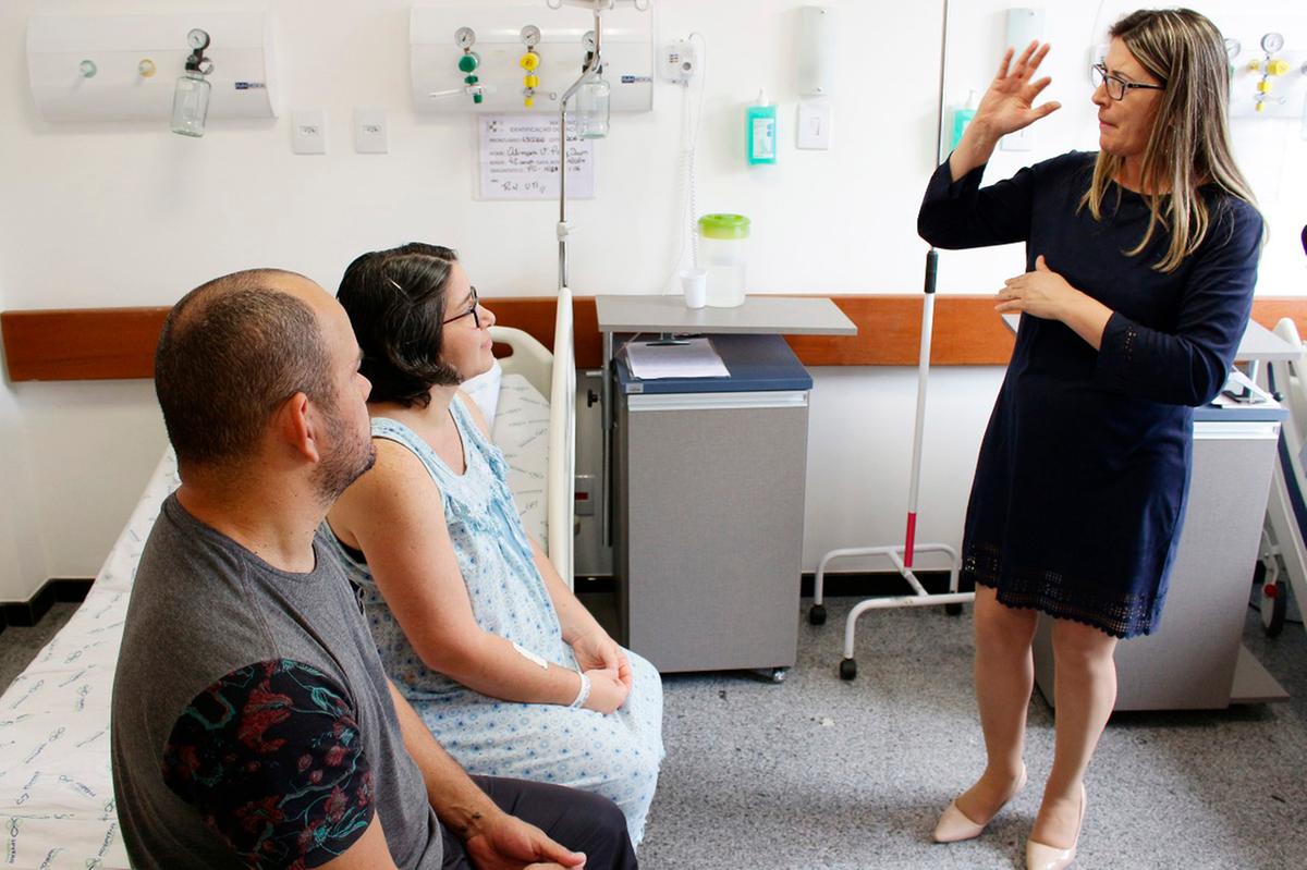 Intérprete de Libras (Foto/Divulgação/SESA/AENPR)