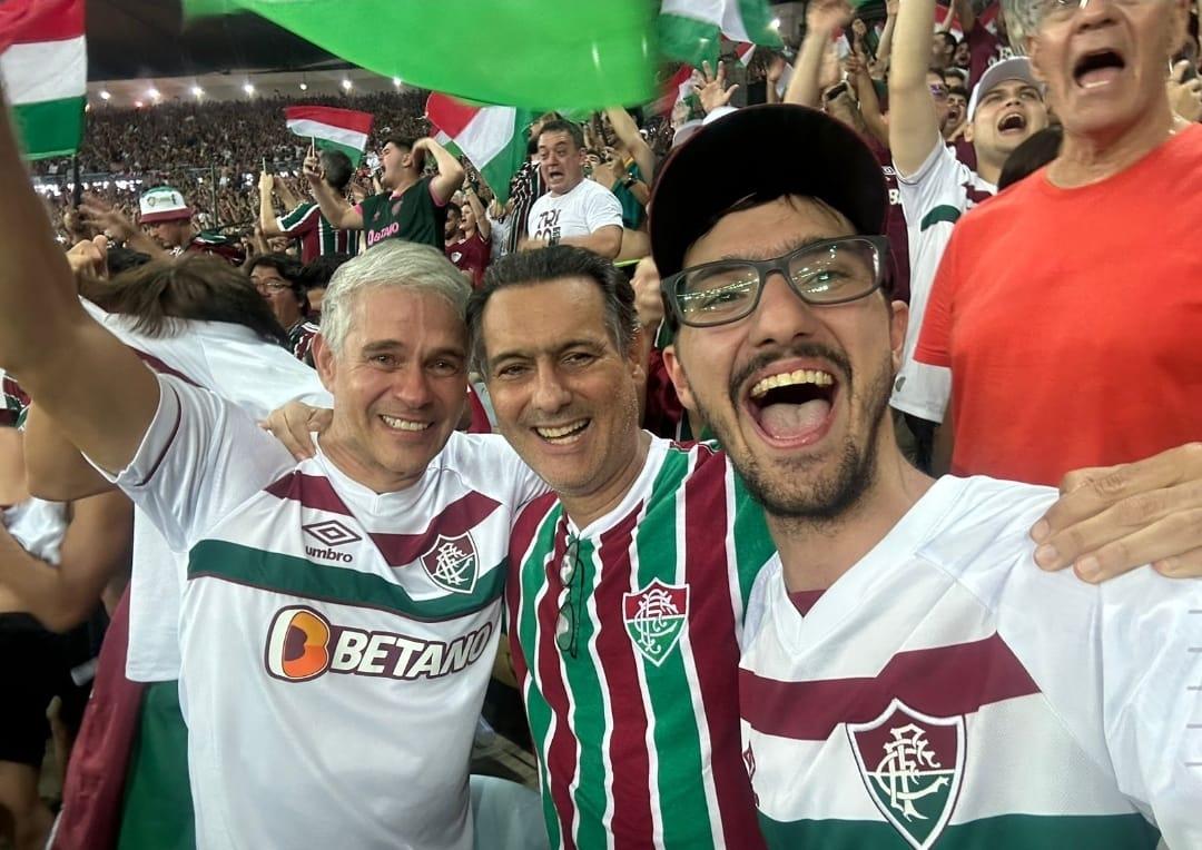 Zé, João Geraldo e o ex-presidente tricolor Peter Siemsen gritam e choram juntos no Maracanã (Foto/Arquivo Pessoal)