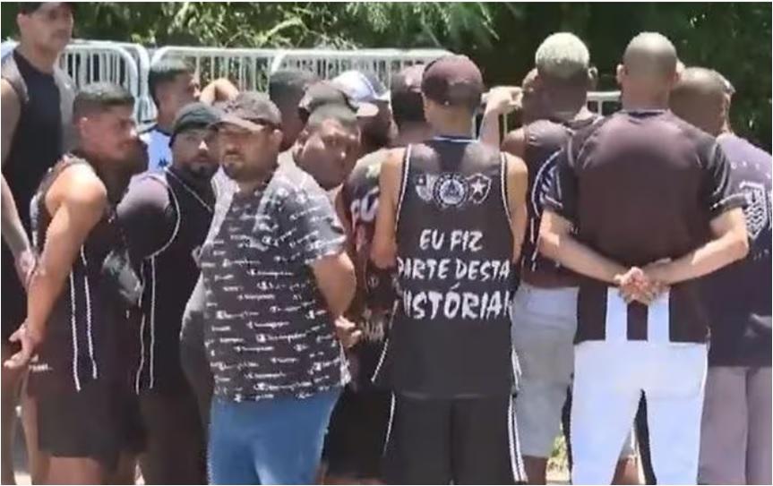 Grupo de torcedores protestou na porta do CT do Botafogo antes do treino desta quarta (8) (Foto/Redes sociais/Reprodução)