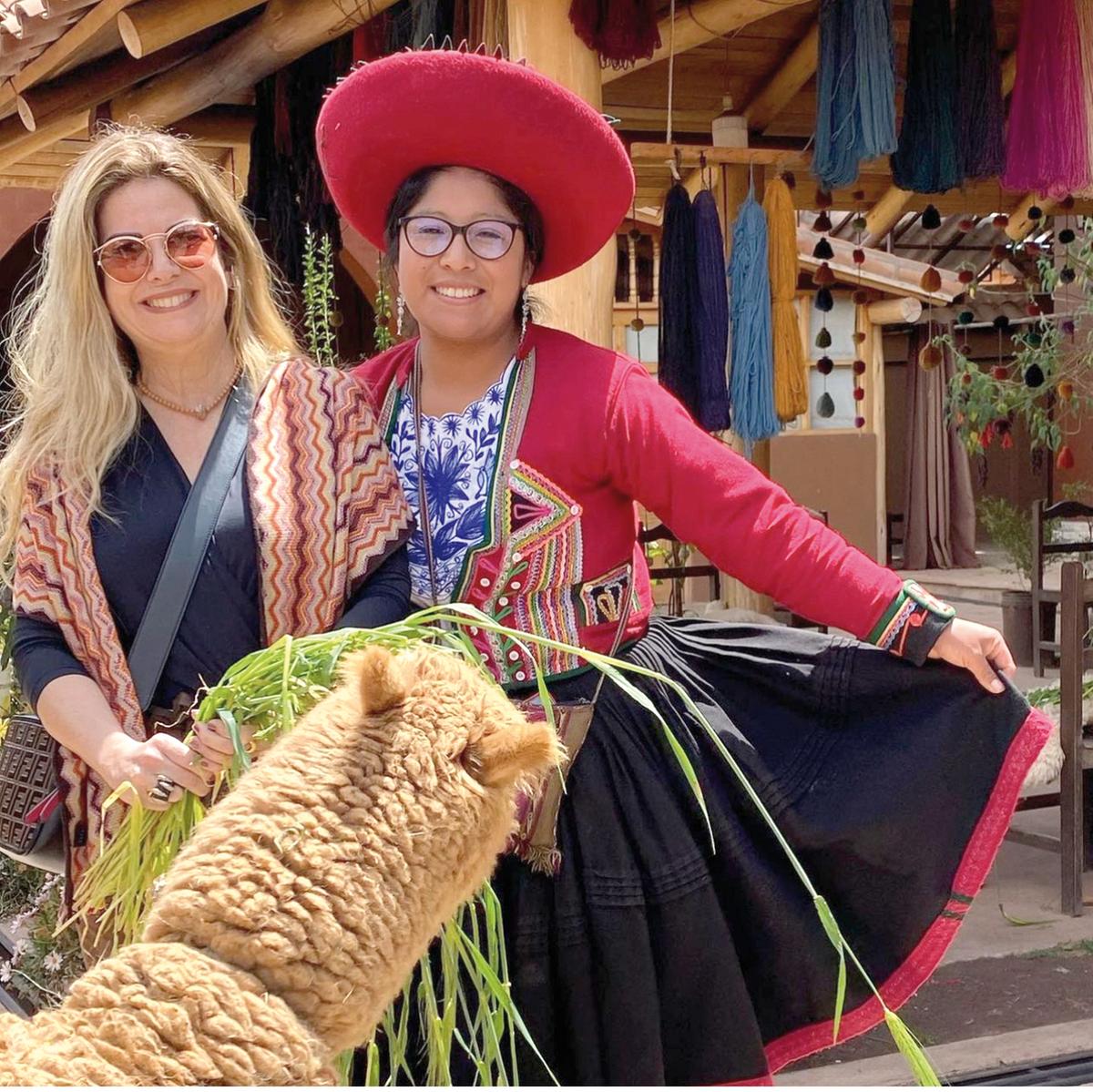 Ana Paula Sabino Ciabotti passou temporada cultural no Peru e trouxe muitas inspirações do país vizinho. Na foto com uma artesã nativa da cidade de Cusco (Foto/Arquivo Pessoal)