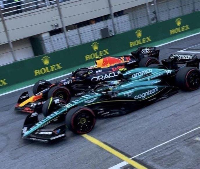 O final da ótima disputa de Alonso e Perez foi definido na linha de chegada (Foto/Reprodução)
