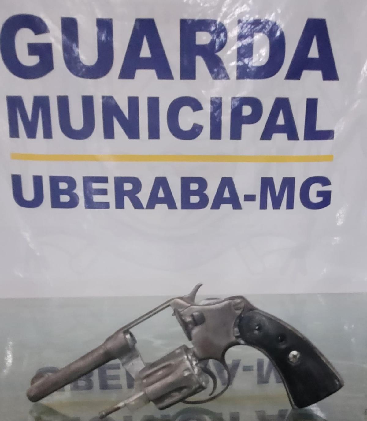 O suspeito levava a arma em uma pochete, sem qualquer registro que comprovasse a permissão para porte (Foto/Divulgação)