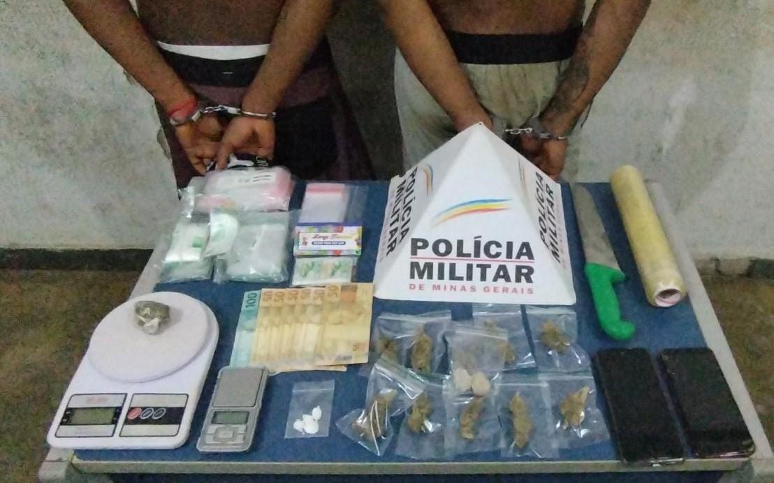 Drogas, dinheiro, balanças e outros materiais relacionados ao tráfico foram localizados na residência de um dos suspeitos (Foto/Divulgação)