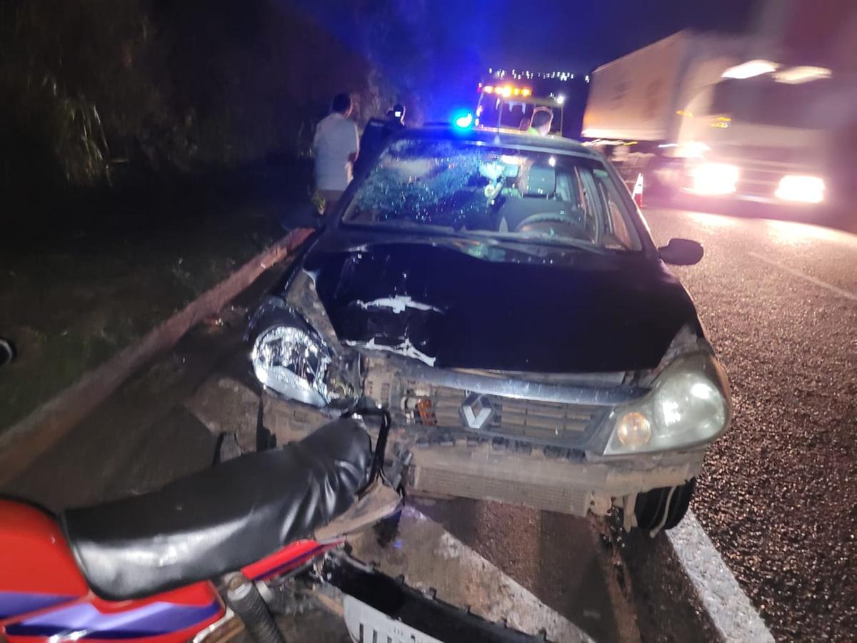 Com o impacto, ocorreu a queda dos ocupantes da motocicleta no acostamento da pista, sendo que a condutora e passageiro da moto imobilizaram-se cerca de 26 e 35 metros respectivamente do ponto de colisão (Foto/Divulgação PRF)