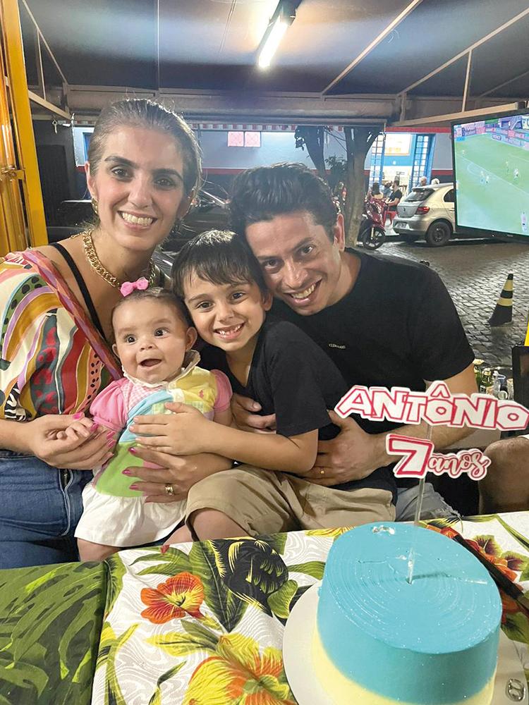 Maria Rachel Paiva e William Estevam em eterna fase boa com os filhos, o aniversariante Antonio, e a doce Cecília. Família querida! (Foto/Divulgação)