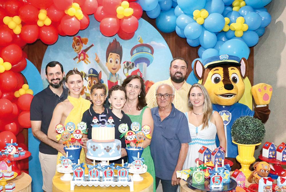 Vítor, Maria Teresa, o pequeno Bryan, Théo, os avós maternos, Lourdes e José Carlos, e os titios, Fabrício e Juliana (Foto/Thaís Duarte)