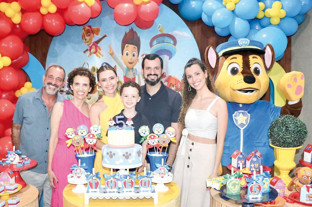 Os avós paternos Moretszhon e Maria Tereza, Maria Teresa, Théo, Vítor e a titia, Isabela (Foto/Thaís Duarte)