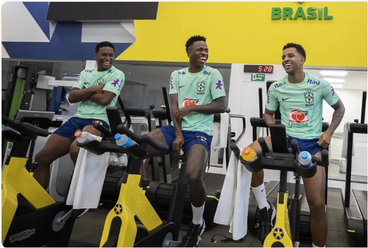 Endrick - Vini Jr e Rodrygo se divertem no treino de ontem da Seleção (Foto/Maílson Marconne/CBF)