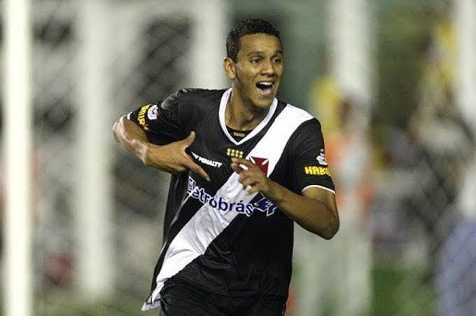 Souza está sem jogar no Beijing Guoan, da China, por causa de uma cirurgia no joelho. (Foto/Papo Na Colina/Vasco da Gama)