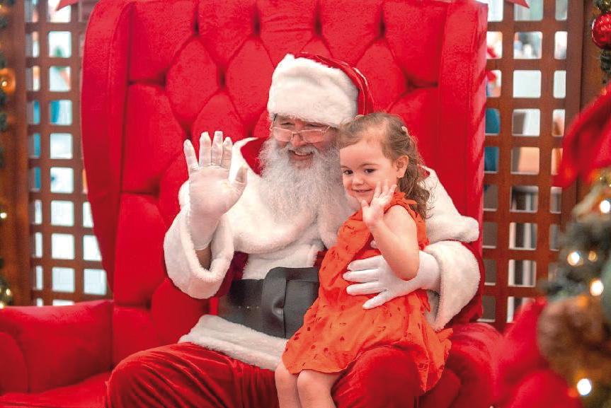 No último sábado o Shopping Uberaba deu início a temporada de Natal, com a chegada do Papai Noel. O Natal do Shrek recebe o bom velhinho depois de percorrer vias da cidade, acompanhado por carros do grupo Antigos da Praça e contou com personagens da empresa genuinamente Uberabense Bastidore, um verdadeiro show de animação para chegada da época mais mágica do ano. Para as crianças que querem levar suas cartinhas ao Papai Noel, o bom velhinho está no seu trenó, de segunda a sexta, das 13h às 22h, aos sábados, das 10h às 22h, e aos domingos e feriados, das 13h às 20h no Shopping Uberaba (Foto/Divulgação)