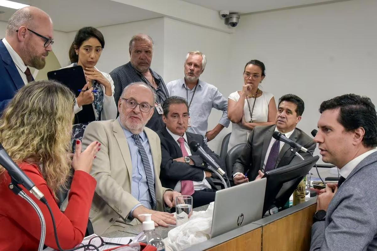 A reunião extraordinária para discutir a proposta do governador Romeu Zema (Novo) de adesão ao RRF durou aproximadamente oito horas na última segunda (13/11) (Foto/Willian Dias/ALMG)