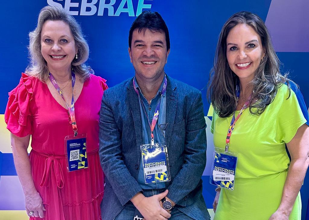 Lídia Prata, candidata à presidência, com Anderson Cadima, atual presidente, e a candidata a vice, Esmê Nasser, após o protocolo da chapa única (Foto/Divulgação)