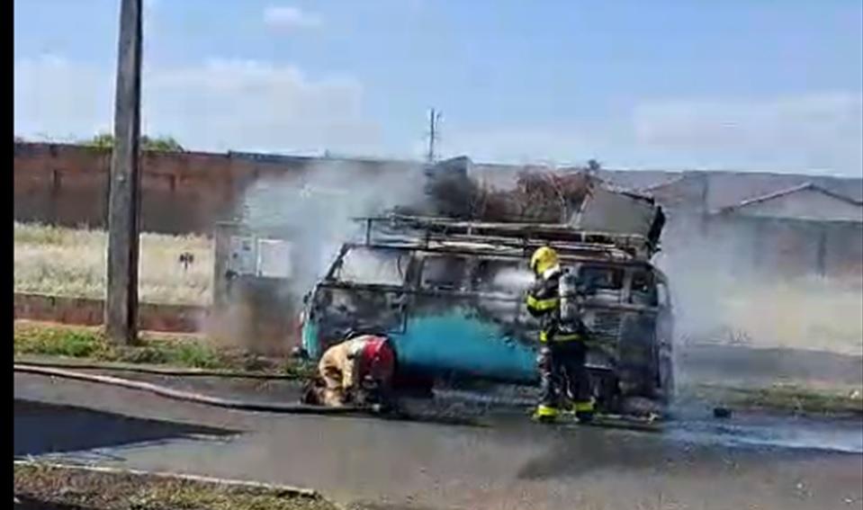 Apesar da ação rápida dos bombeiros, o fogo causou grandes danos na Kombi (Foto/Divulgação)