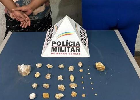 O casal foi levado à delegacia e a mulher alegou que a droga era de propriedade do marido, o que foi confirmado por ele (Foto/Divulgação)