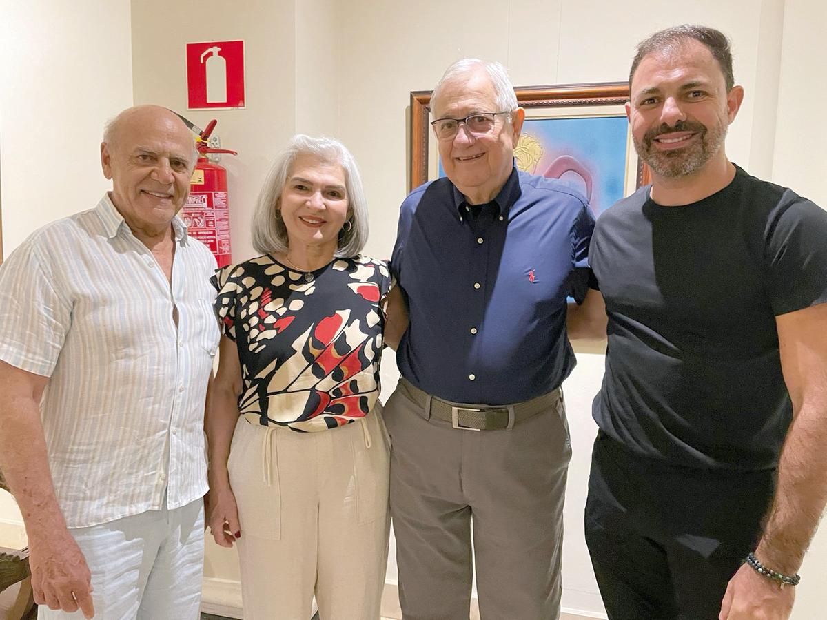 Curador do CCCP Jorge Alberto Nabut com o casal Dauta e Constantino Calapodopulos – um dos artistas mais aplaudidos da expô – e o filho deles, médico Georges Calapodopulos (Foto/Divulgação)