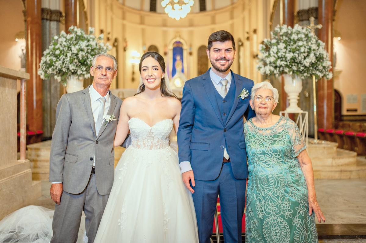 Jovem casal no altar com o pai dela, Braz Neto e a avó dona Iracema Souza (Foto/Bruno Rabelo)