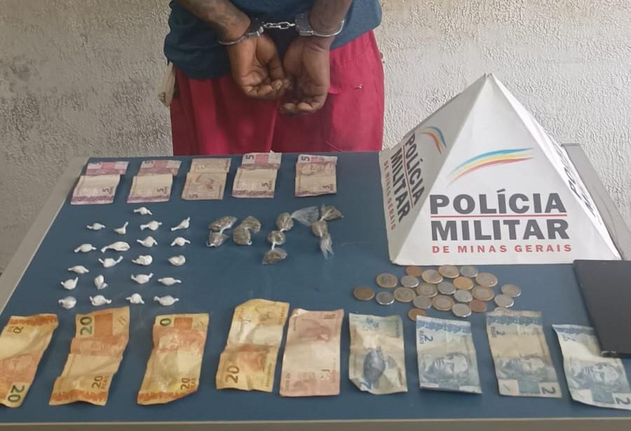 Cocaína, maconha e dinheiro, que seria proveniente do tráfico, foram apreendidos com o desocupado (Foto/Divulgação)
