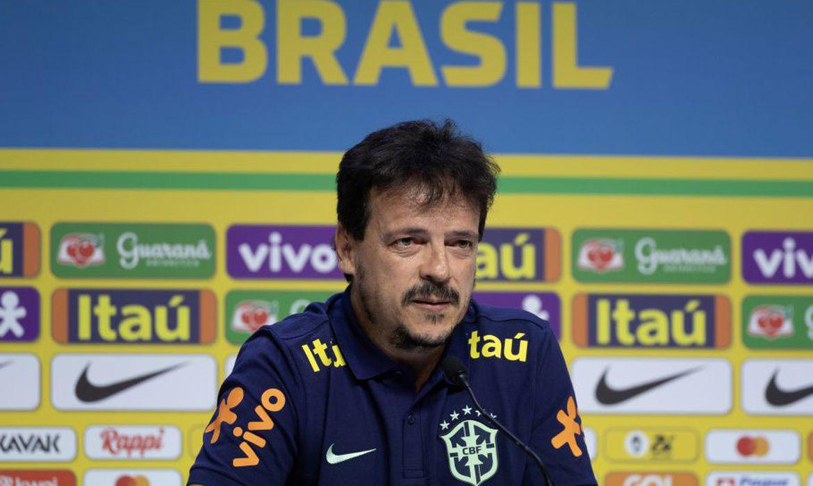 Fernando Diniz: “a gente tinha de marcar melhor e evitar os cruzamentos", afirmou Diniz. (Foto/Thaís Magalhães/CBF)