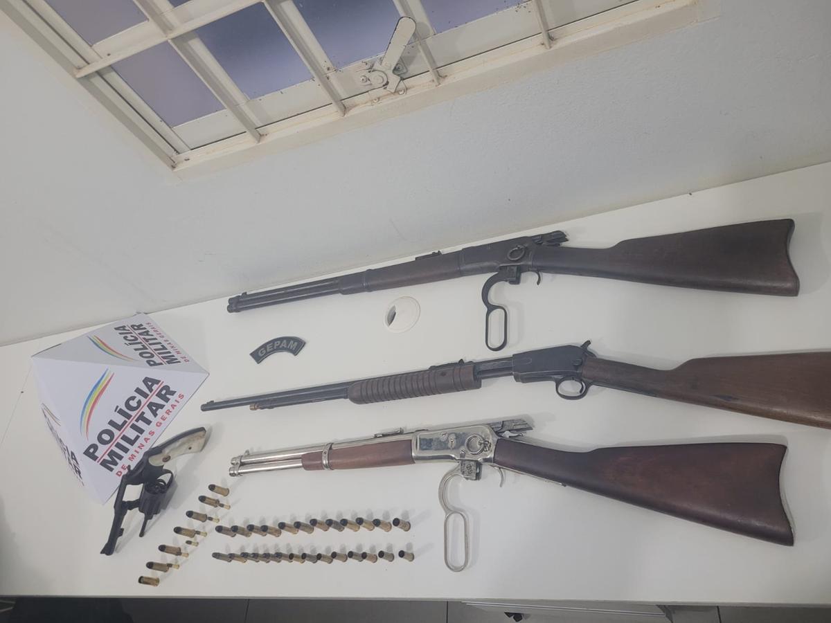 Denúncia anônima levou a polícia à fazenda onde estavam as armas, cujo proprietário alegou que parte delas é herança de família (Foto: Divulgação)