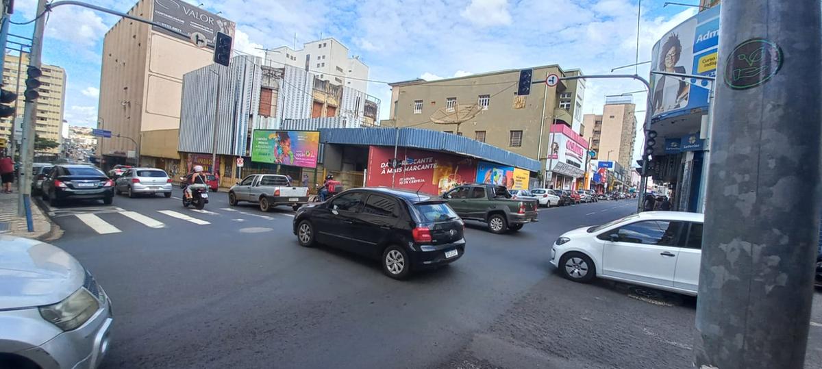 Motoristas enfrentaram trânsito caótico no centro devido a falta de sinalização semafórica (Foto: Luiz Gustavo Rezende)