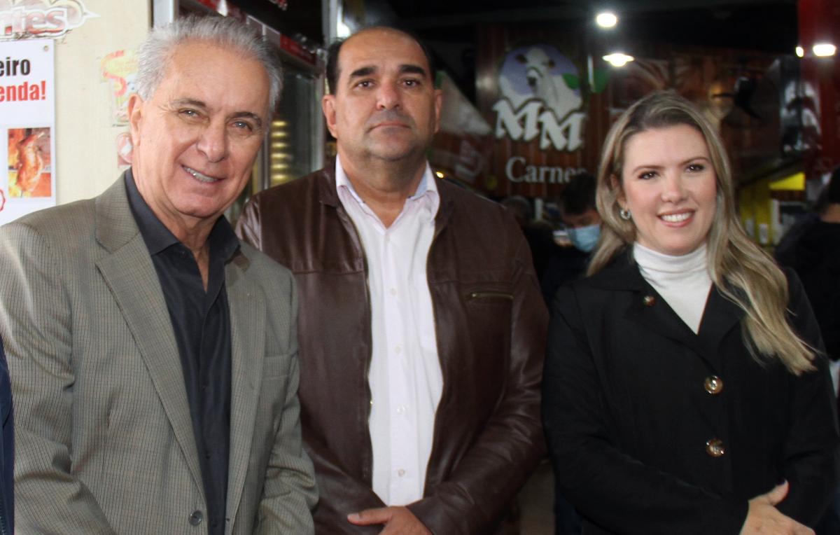 Ex-ministro Marcos Montes, com o vereador Irmar Marão e a prefeita Elisa Araújo, acertam detalhes para a reeleição (Foto/Arquivo JM)