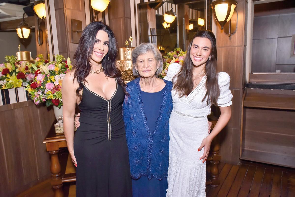 Maria Lúcia Miziara completou 80 anos de vida e celebrou a data ao lado dos familiares e dos amigos íntimos, em bem cuidada recepção organizada pelas lindas filhas Renata e Cláudia. Na foto, com a filha Renata Miziara e a neta Luiza (Foto/Divulgação)