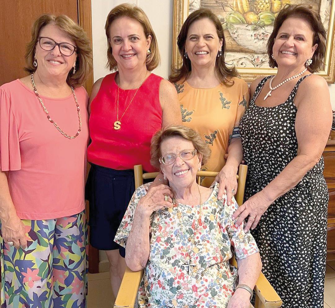 Aniversariante da semana passada, Zulica Cartafina Perez completou benvividos 94 anos, cercada pelo carinho das filhas Silvânia, Adriana e Abadia e da sobrinha Simone (Foto/Divulgação)