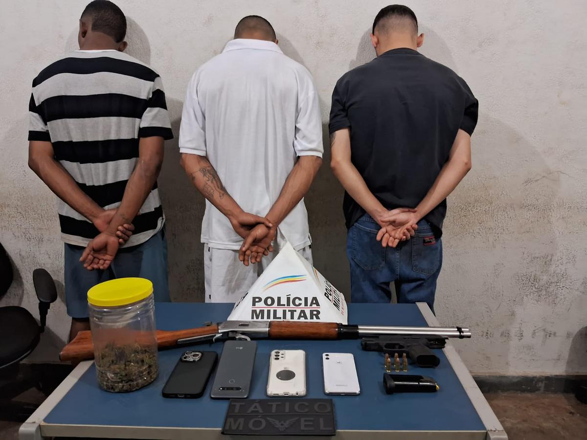 Com os suspeitos, que confessaram as práticas criminosas, foram encontrados armas, maconha e celulares (Foto/Divulgação)