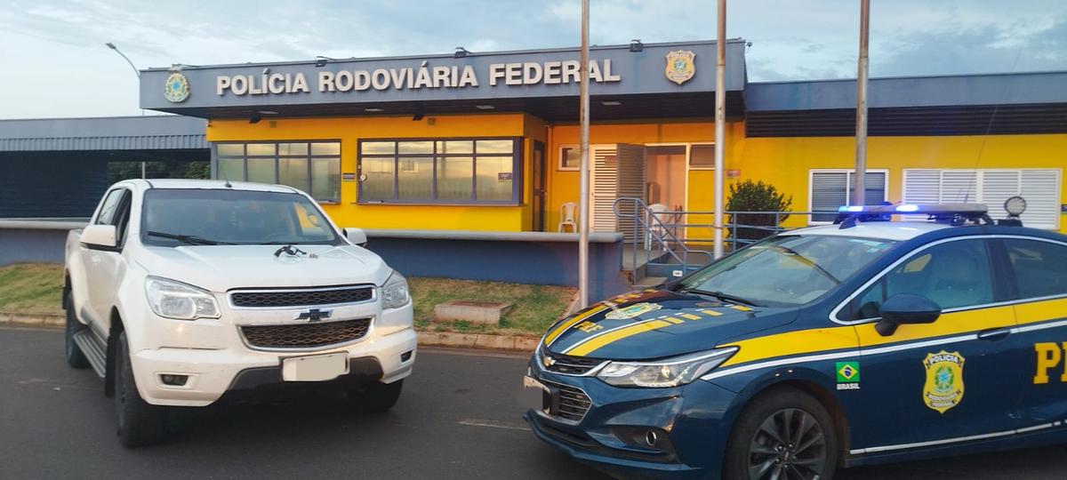 Caminhonete apreendida, arma e munições que estavam com o motorista, que levava uma passageira que teria pego carona por aplicativo (Foto/Divulgação)