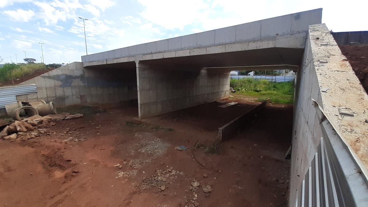 Parte inferior do viaduto que liga o bairro São Cristóvão ao Recreio dos Bandeirantes segue inacabada (Foto/Arquivo JM)