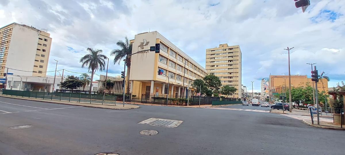 Edificio localizado na avenida Fidélis Reis pertence ao acervo de imóveis tombados pelo Conphau. (Foto: Luiz Gustavo Rezende)