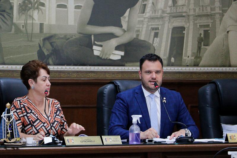 Relatório foi lido ontem pelo relator da CEI, vereador Cabo Diego,  e pela presidente Luciene Fachinelli (Foto: Jully Borges)