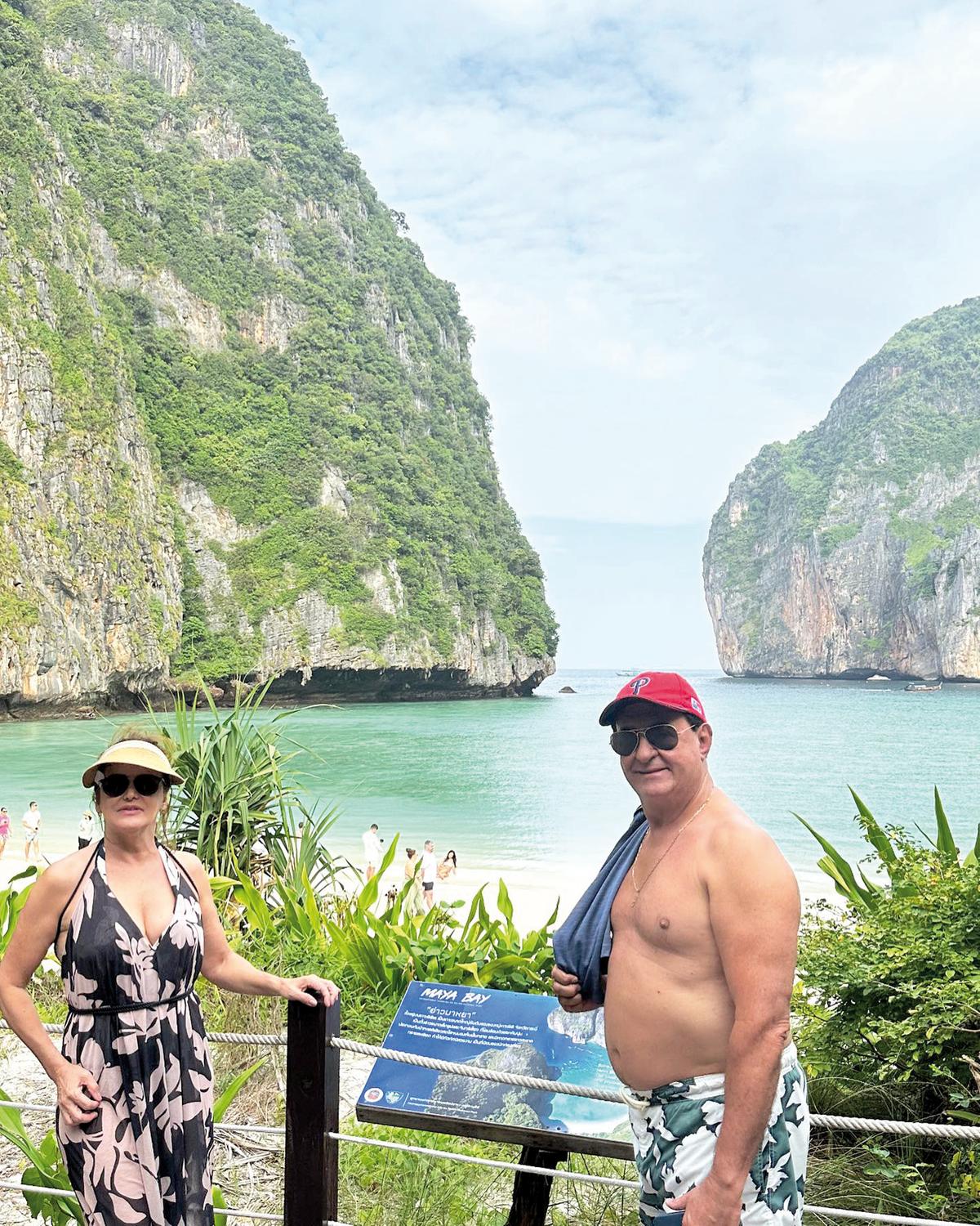 Ligia Ferreira e o marido Elton curtindo momentos maravilhosos em Maya Bay, a praia mais encantadora da Tailândia (Foto/Divulgação)